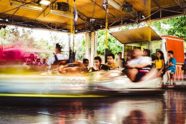Eğlence parkında eğlenceli yetişkinler ve çocuklar konumlar