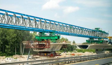 Askıya alınan otoyol inşaatındaki işçiler