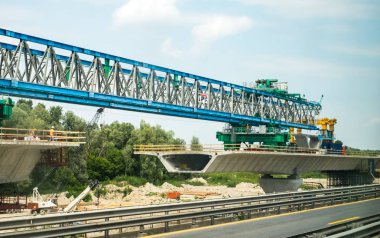 Askıya alınan otoyol inşaatındaki işçiler