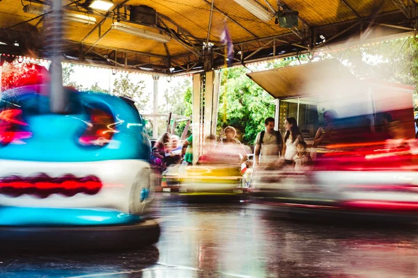 Fun felnőttek és a gyermekek látnivalók a vidámparkban — Stock Fotó