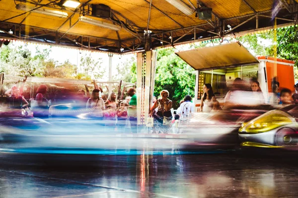 Fun felnőttek és a gyermekek látnivalók a vidámparkban — Stock Fotó