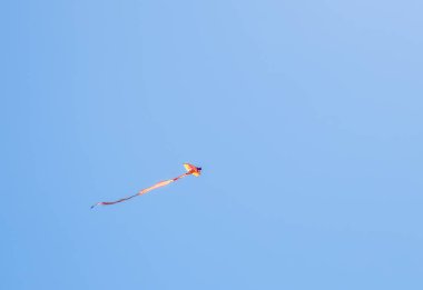 Mavi gökyüzünde uçurtma