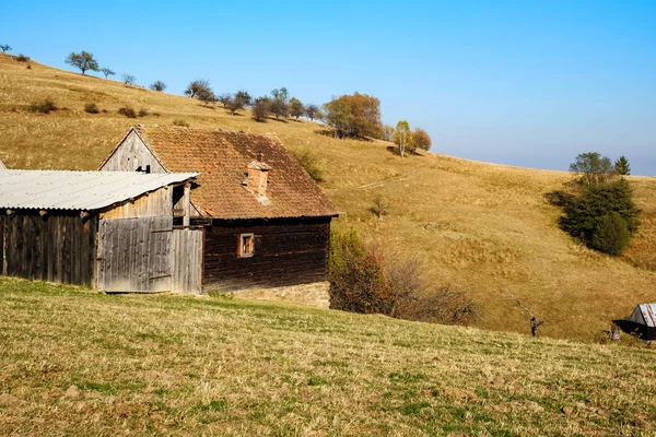 Colinas en la temporada de otoño, pueblo de Fantanele, condado de Sibiu, romano — Foto de Stock