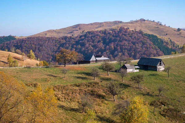 Пагорби осіннього сезону, село Фантанеле, округ Сібіу, Роман — стокове фото