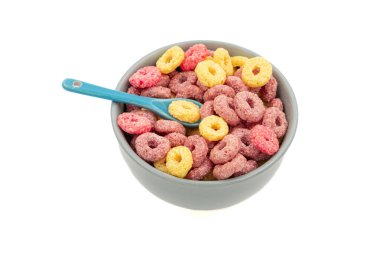 Parlak renkli kahvaltı gevreği kasede