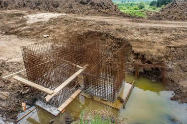 Siperdeki yeni fiber cam boru hattı. Eski paslı boruların yenisiyle değiştirilmesi. Rüzgarda sallanan kırmızı beyaz uyarı şeridiyle çevrili.