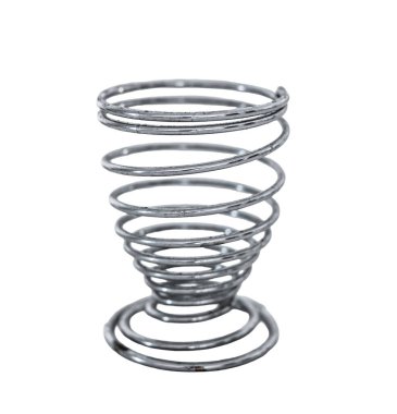 Beyaz arka planda sarmalanmış metal yumurta tutacağı.