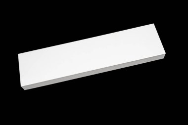 Siyah arkaplanda beyaz bir kutu