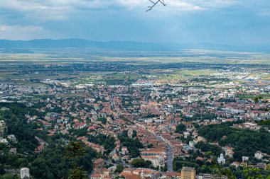 Brasov 'un karpatya dağlarıyla çevrili hava manzarası, aralarında popüler Boiana Brasov' un da bulunduğu kayak merkezleriyle dolu. Romanya, Balkanlar, Doğu Avrupa