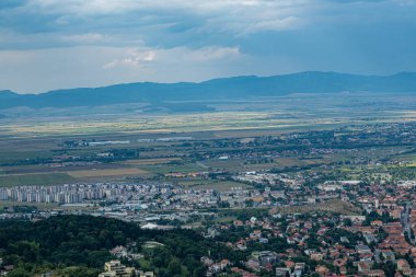 Brasov 'un karpatya dağlarıyla çevrili hava manzarası, aralarında popüler Boiana Brasov' un da bulunduğu kayak merkezleriyle dolu. Romanya, Balkanlar, Doğu Avrupa