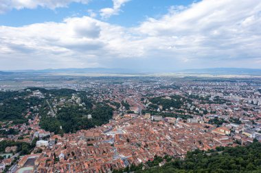 Brasov 'un karpatya dağlarıyla çevrili hava manzarası, aralarında popüler Boiana Brasov' un da bulunduğu kayak merkezleriyle dolu. Romanya, Balkanlar, Doğu Avrupa