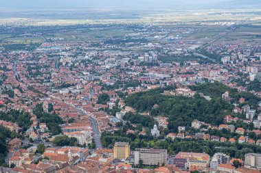 Brasov 'un karpatya dağlarıyla çevrili hava manzarası, aralarında popüler Boiana Brasov' un da bulunduğu kayak merkezleriyle dolu. Romanya, Balkanlar, Doğu Avrupa