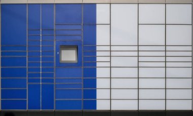 Mavi ve gri paket dolap alma istasyonu