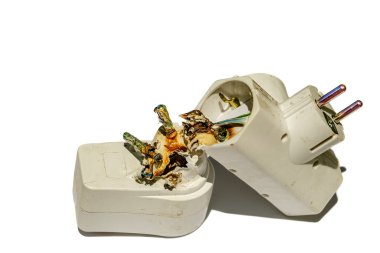 Elektrik prizi aşırı ısınmış ve erimiş.