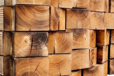 Büyük Odun Yapı Kirişleri Yığını