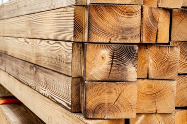 Büyük Odun Yapı Kirişleri Yığını