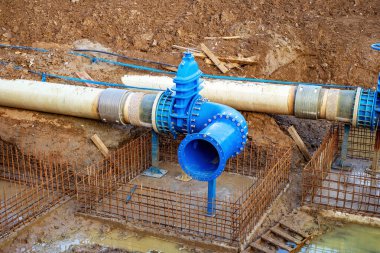 Siperlerde kapakçığı olan yeni fiber cam su boru hattı. Eski paslı tüplerin yenisiyle değiştirilmesi