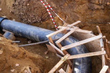 Siperdeki yeni su boru hattı. Eski paslı tüplerin yenisiyle değiştirilmesi