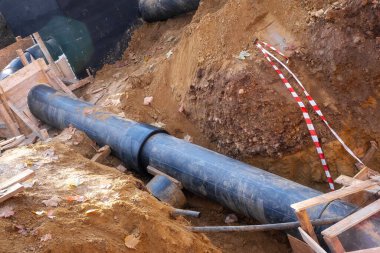 Siperdeki yeni su boru hattı. Eski paslı tüplerin yenisiyle değiştirilmesi