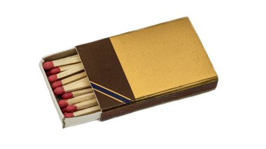 Beyaz arkaplanda eski kibrit kutusu