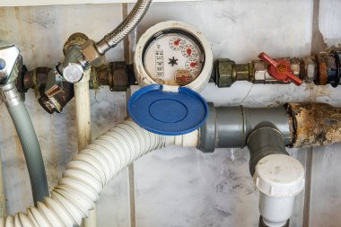 Eski evdeki taksimetresi ve borusu olan eski su boruları.