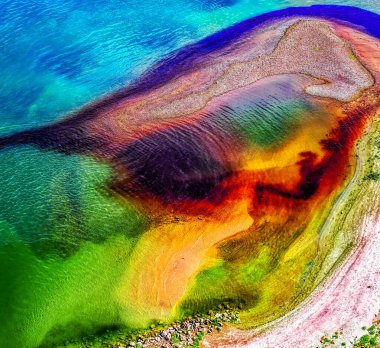 Endüstriyel atıklarla kirlenen nehir