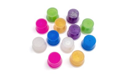 Plastik kutularda beyaz üzerine şeffaf renkli sümükler.