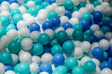 Genellikle çocuklar için top havuzlarında bulunan büyük bir plastik top koleksiyonu.