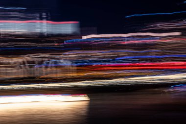 Karanlık arkaplanda soyut Gökkuşağı ışık izleri