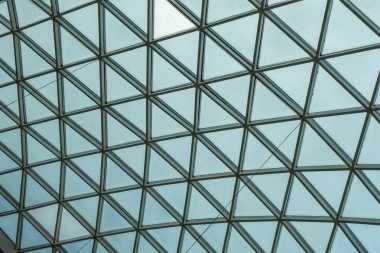 Geometrik üçgen desenli mimari cam yapı, çelik cam çatı duvarı destek sistemiyle şeffaf pencere.