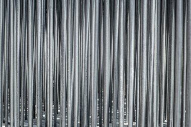 Çok sayıda dikey hizalanmış silindirik metal boruların yakın görüntüsü