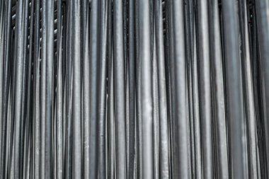 Çok sayıda dikey hizalanmış silindirik metal boruların yakın görüntüsü