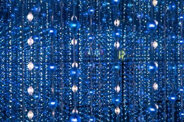 Renkli lamba şeridi, dekoratif lamba aydınlatma toplarıyla modern sanat sergisi.