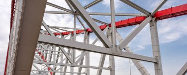 Çelik kirişler sabitlenmiş. Yakın plan, Çin 'in Chongqing kentindeki metal güçlü direk bağlantı, köprü bağlantısı, demir mimari bağlantısını gösteriyor.