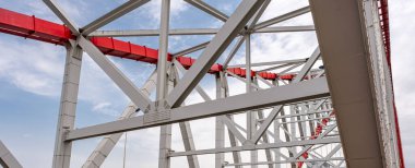 Çelik kirişler sabitlenmiş. Yakın plan, Çin 'in Chongqing kentindeki metal güçlü direk bağlantı, köprü bağlantısı, demir mimari bağlantısını gösteriyor.