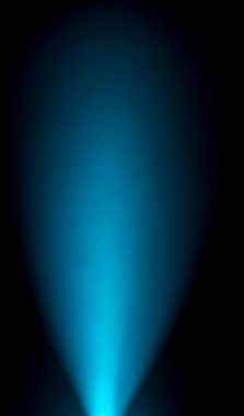 Yoğun mavi spot ışığı merkezi bir noktadan yayılıyor ve tünel benzeri bir etki yaratıyor. Arka plan zifiri karanlık.