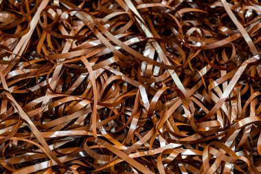 Manyetik bant çözülmüş, manyetik ses kaseti karışmış, nostaljiyi ve analog medyanın kırılganlığını çağrıştırıyor.