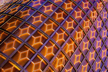 Her biri bir iç geometrik tasarım içeren sayısız kare panelden oluşan bir duvarın yakın görüntüsü