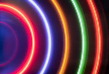 Çok renkli tonlarda parlak neon ışık çemberleri, büyüleyici ve canlı soyut bir ekran, arka planlar, sanatsal kavramlar veya elektronik temalı görsel içerik içerikleri için uygun.