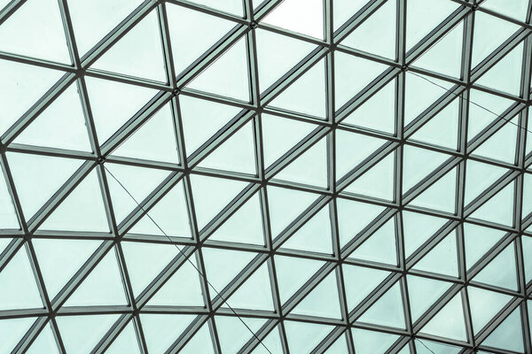 Структура архитектурного стекла с геометрическим треугольным рисунком, прозрачное стеклянное стеклянное окно с системой опоры