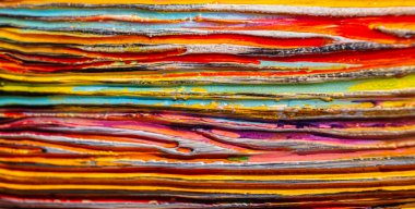 Resim renk ve dokuların etkileşimi yoluyla derinlik ve hareket hissi yakalar, görsel olarak dinamik ve kaotik bir model yaratır..