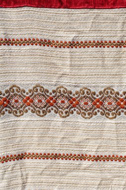 Karmaşık, çiçekli nakışlı desenli bir kumaş. Genel stil geleneksel ve süslü. Detaylı, dokuma desenli bir kumaş.