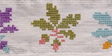 Karmaşık, çiçekli nakışlı desenli bir kumaş. Genel stil geleneksel ve süslü. Detaylı, dokuma desenli bir kumaş.