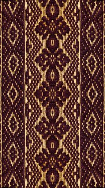 Karmaşık, çiçekli nakışlı desenli bir kumaş. Genel stil geleneksel ve süslü. Detaylı, dokuma desenli bir kumaş.