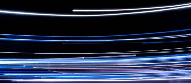 Karanlık arkaplanda soyut ışık izleri