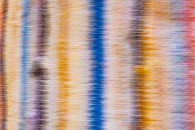 Soyut çizgiler örtüşüyor ve birbirine karışıyor, canlı, girdap şeklinde bir şekil yaratıyor. Genel etkisi hareket ve akıcılıktır..