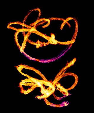 Ateşli güzel şekiller, büyüleyici bir görüntü, ışık boyası, bir gösteri sırasında Ateş Hareketi