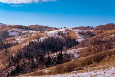 Romanya dağlarındaki güzel kış manzaraları, Fantanele köyü bölgesi, Sibiu ilçesi, Cindrel dağları, Romanya