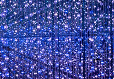 Renkli lamba şeridi, dekoratif lamba aydınlatma toplarıyla modern sanat sergisi.