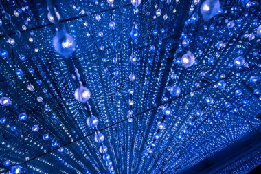 Renkli lamba şeridi, dekoratif lamba aydınlatma toplarıyla modern sanat sergisi.